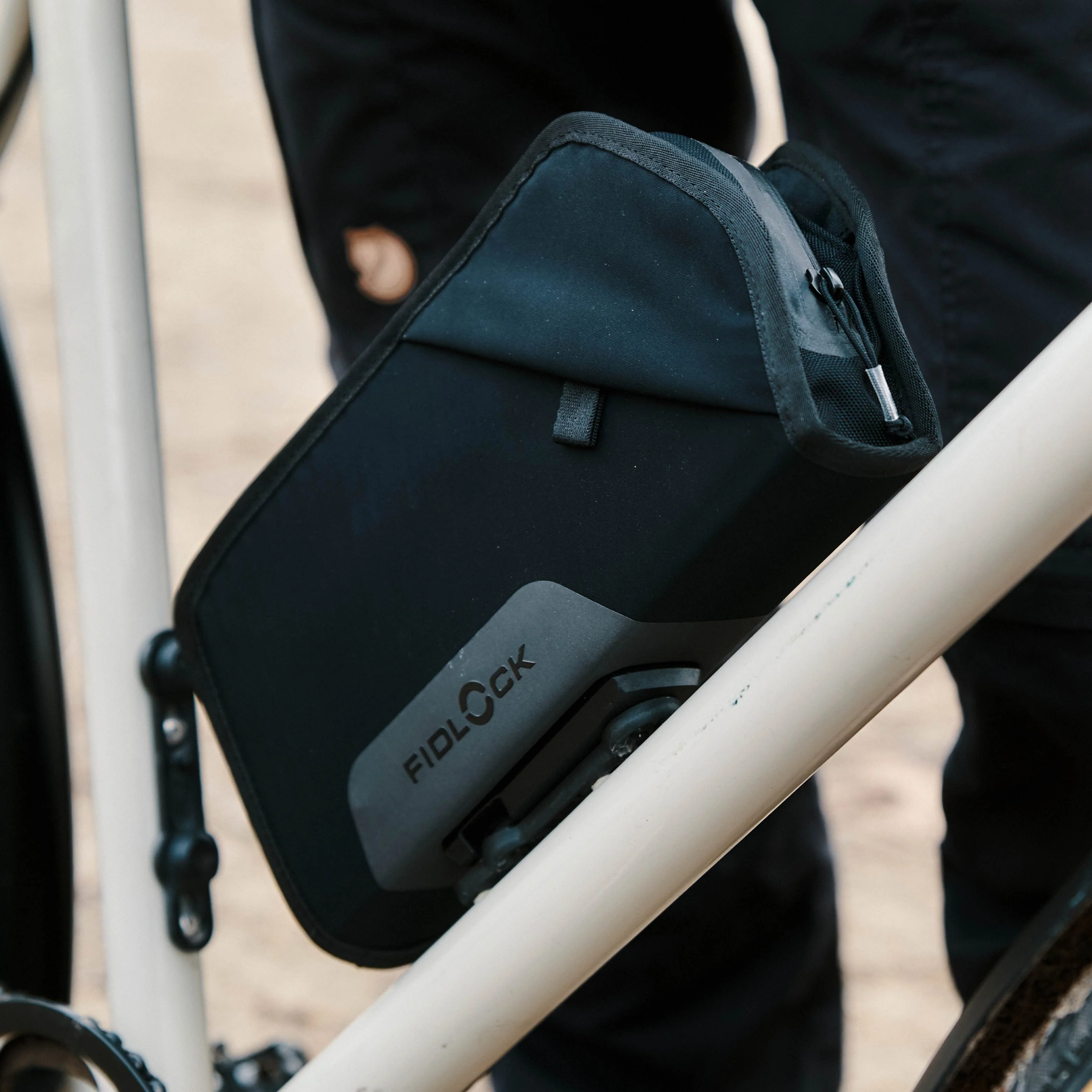 Magnet-Tasche FIDLOCK TWIST essential bag BLACK inkl. bike base - Image 4